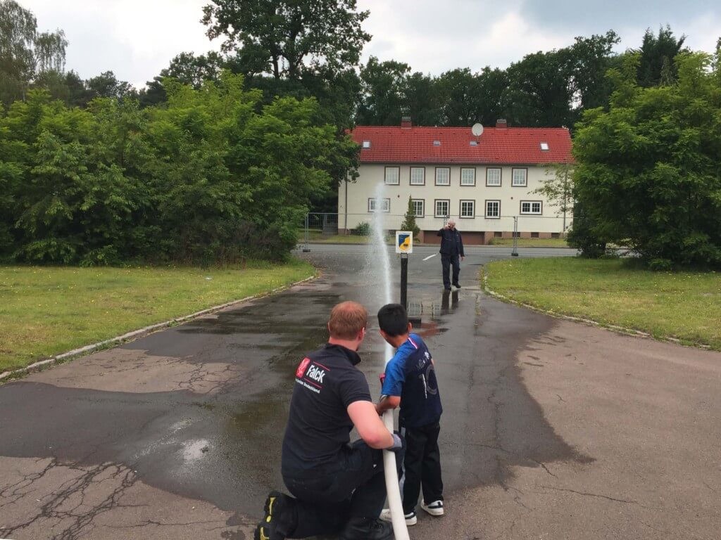 Geflüchtetes Kind lernt spielerisch Brandschutz