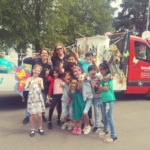 glückliche_geflüchtete_bunt