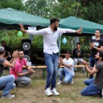 Geflüchteter tanzt ausgelassen