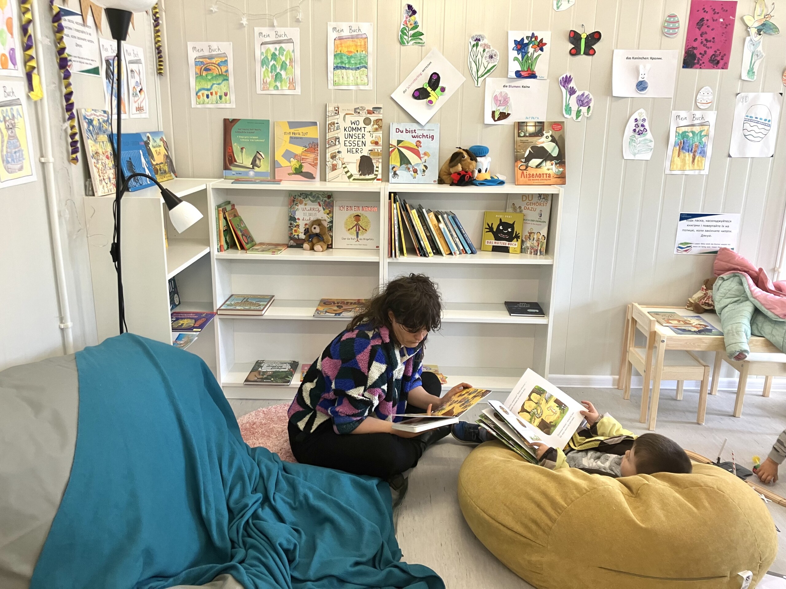 Stressabbau und Empowerment durch Lesen – Kinderbibliothek in der GU Alte Jakobstraße eröffnet